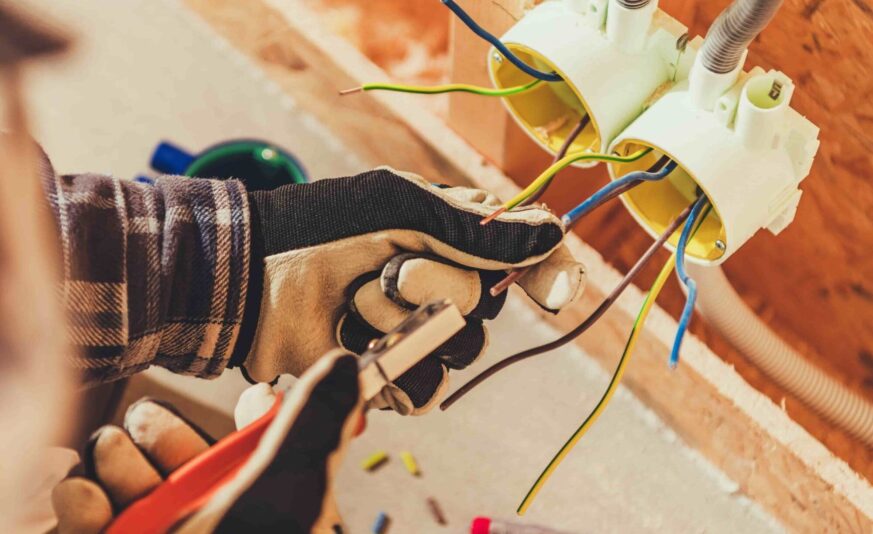 instalacion-de-tomas-electricas-dentro-de-un-edificio-residencial-de-cerca-el-electricista-profesional-en-el-trabajo (1) instalacion-de-tomas-electricas-dentro-de-un-edificio-residencial-de-cerca-el-electricista-profesional-en-el-trabajo (1)